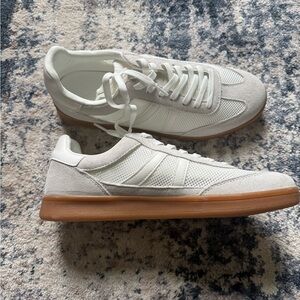 Brand new fashion tennis shoes